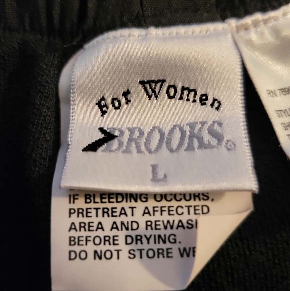 Brooks for Women~Belted & Lined Run, Hike or Water Short w/Rear Mesh Pocket in L - Picture 3 of 7